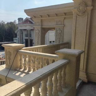 张家口 黄金麻别墅外墙干挂雕花配合阳台栏杆花瓶柱