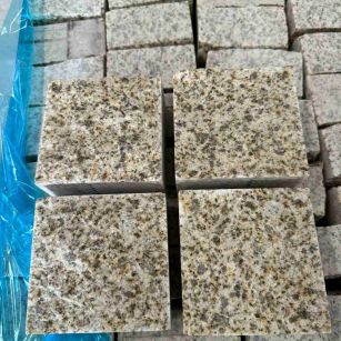 张家口 黄金麻花岗岩自然面小方块，弹石，马蹄石等