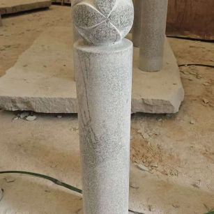 张家口 芝麻白花岗岩石材挡车石柱、停车柱、圆柱挡车柱、方柱挡车柱等