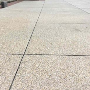 张家口 黄金麻花岗岩石板材荔枝面地面铺装效果