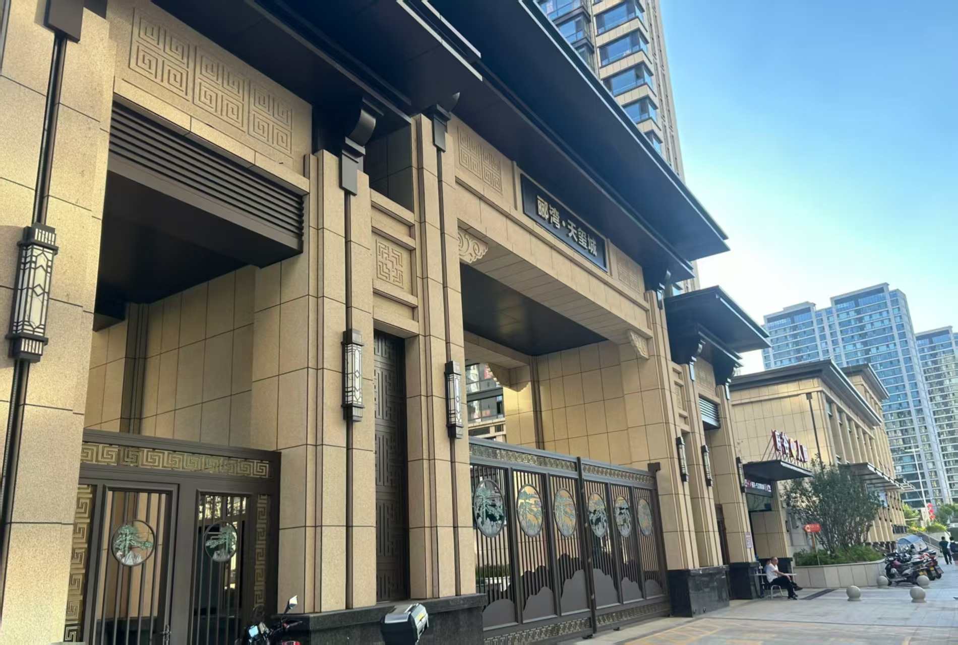 张家口 黄金麻花岗岩荔枝面小区门楼外墙干挂