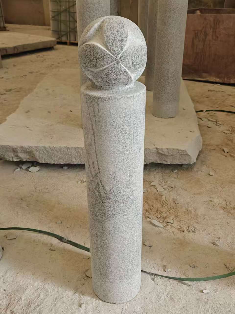 张家口 芝麻白花岗岩石材挡车石柱、停车柱、圆柱挡车柱、方柱挡车柱等