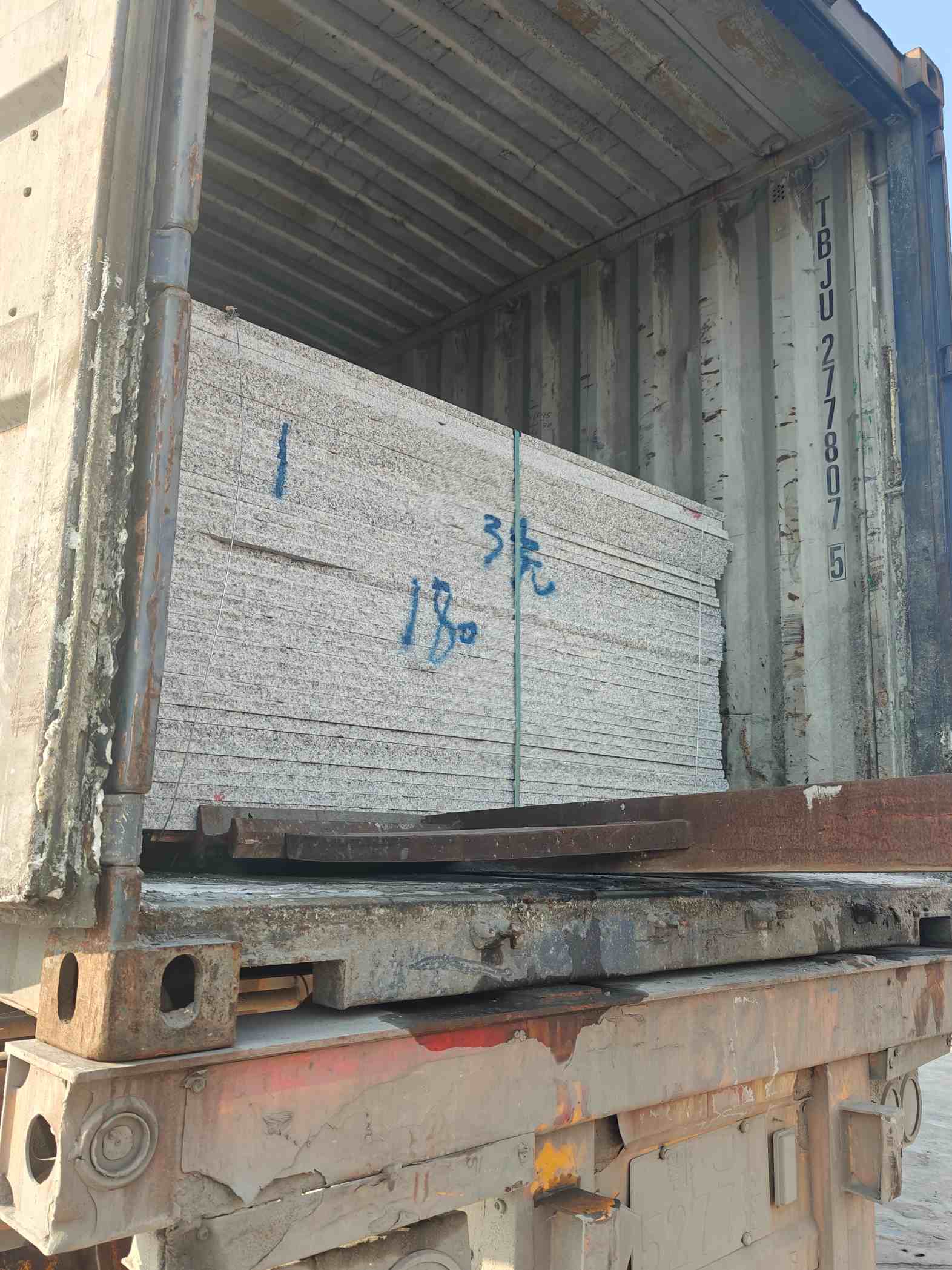 张家口 芝麻白花岗岩石材3.0公分光面毛板装柜出货