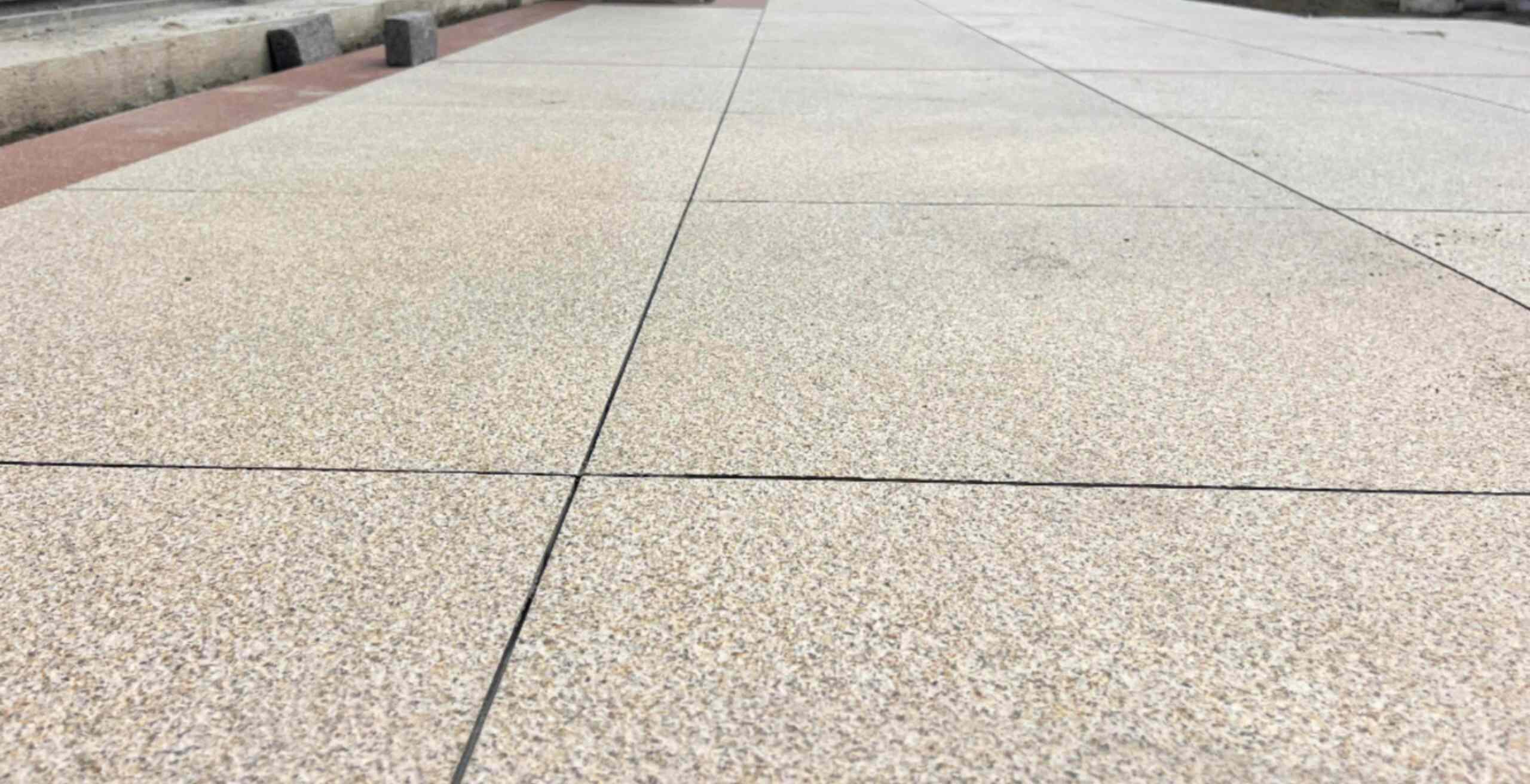 张家口 黄金麻花岗岩石板材荔枝面地面铺装效果