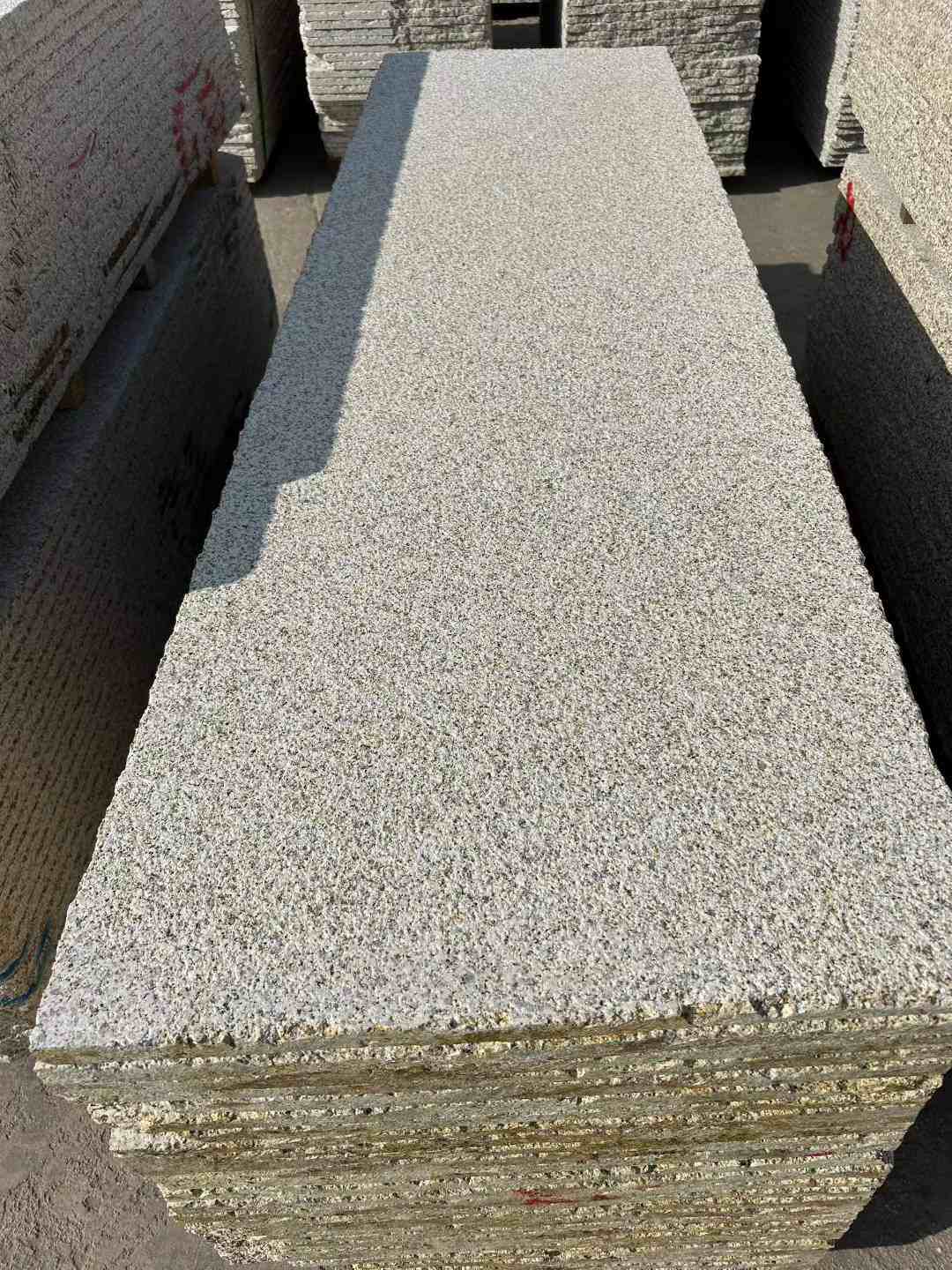 张家口 黄金麻花岗岩荔枝面毛板，半成品