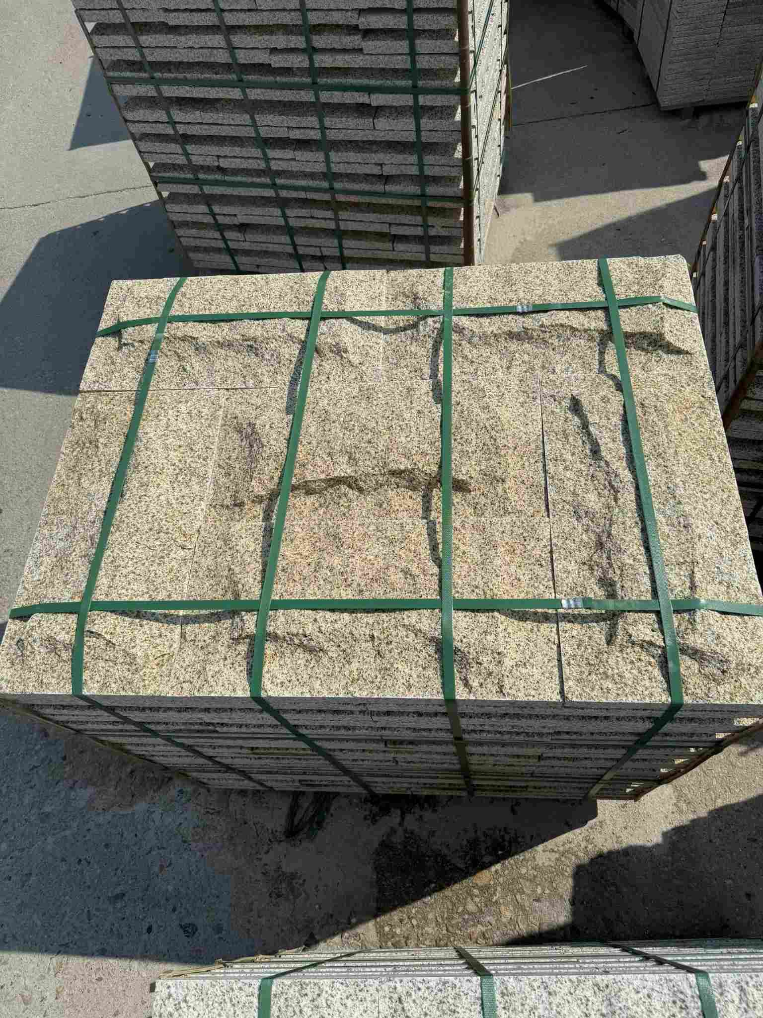 张家口 黄金麻花岗岩石材自然面蘑菇石成品