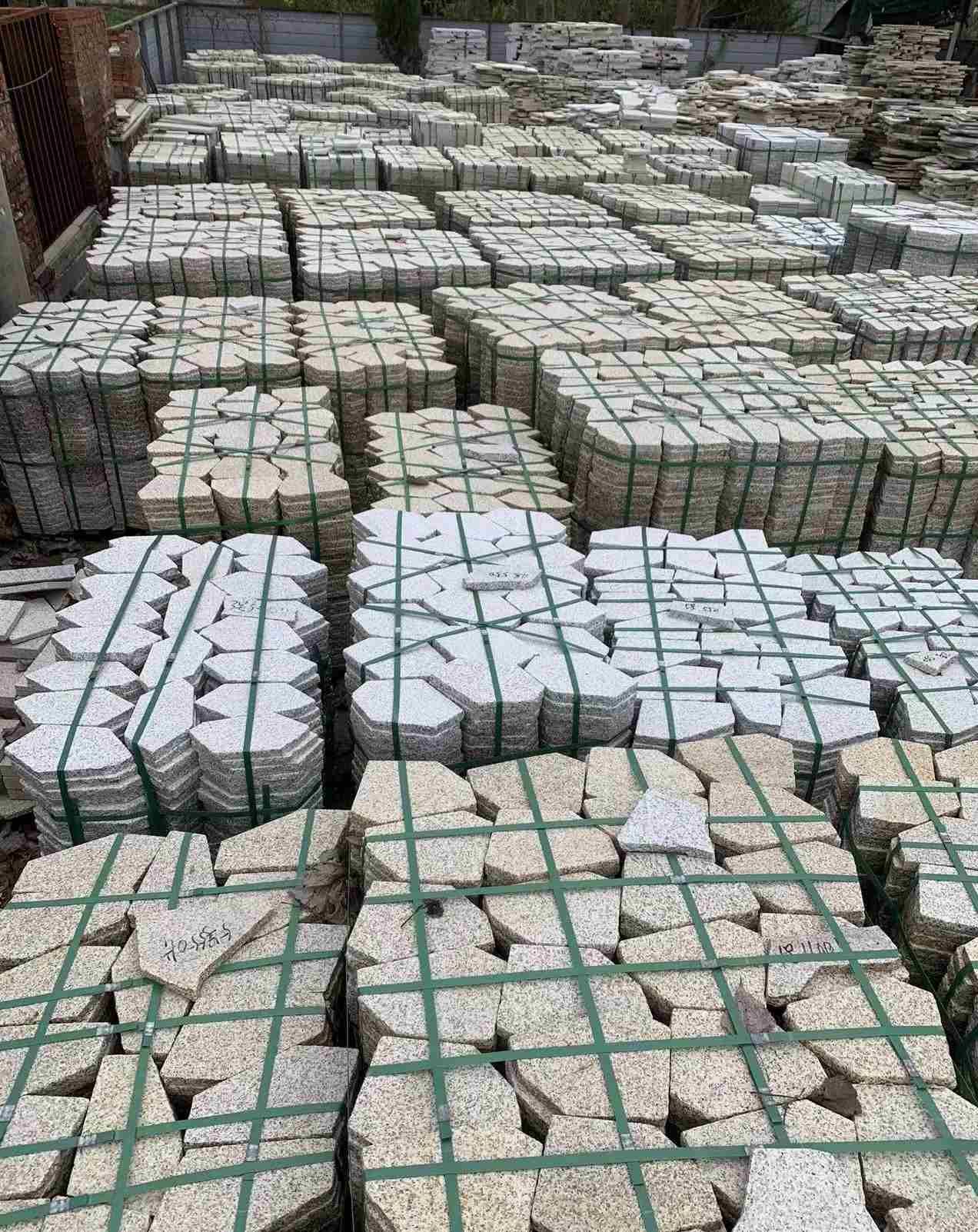 张家口 黄金麻白麻花岗岩荔枝面地铺石(冰裂纹)