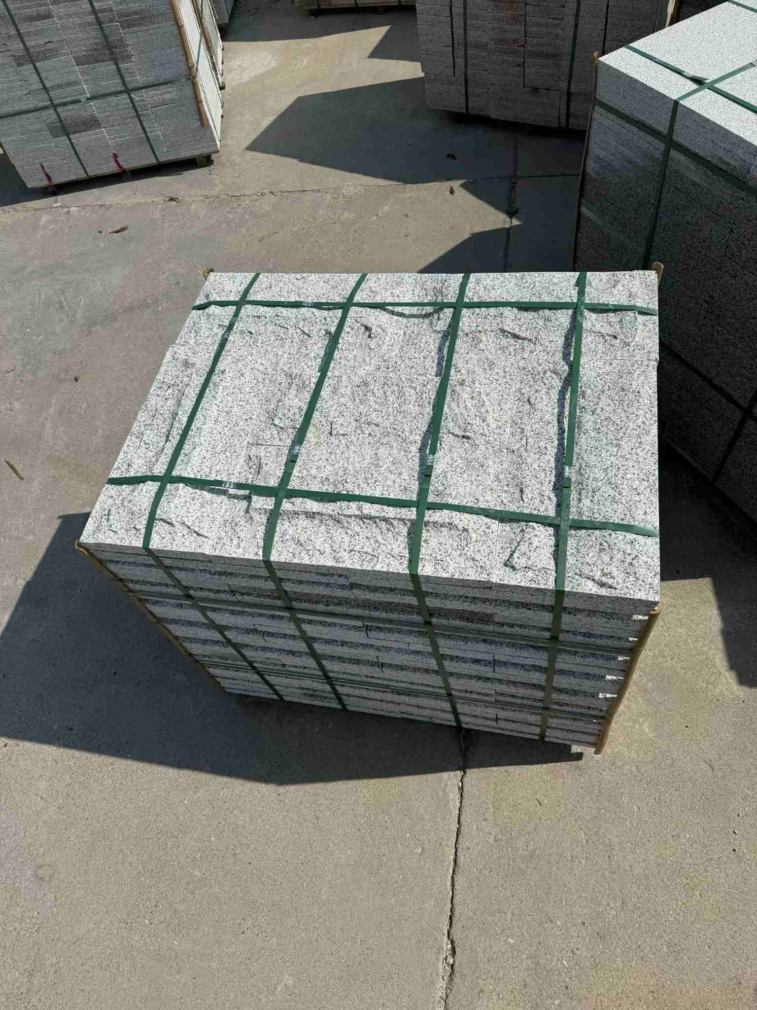 张家口 白麻花岗岩石材自然面蘑菇石成品