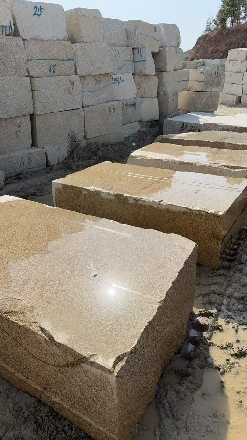 张家口 黄金麻方料堆场洗料分选中，原材料充足