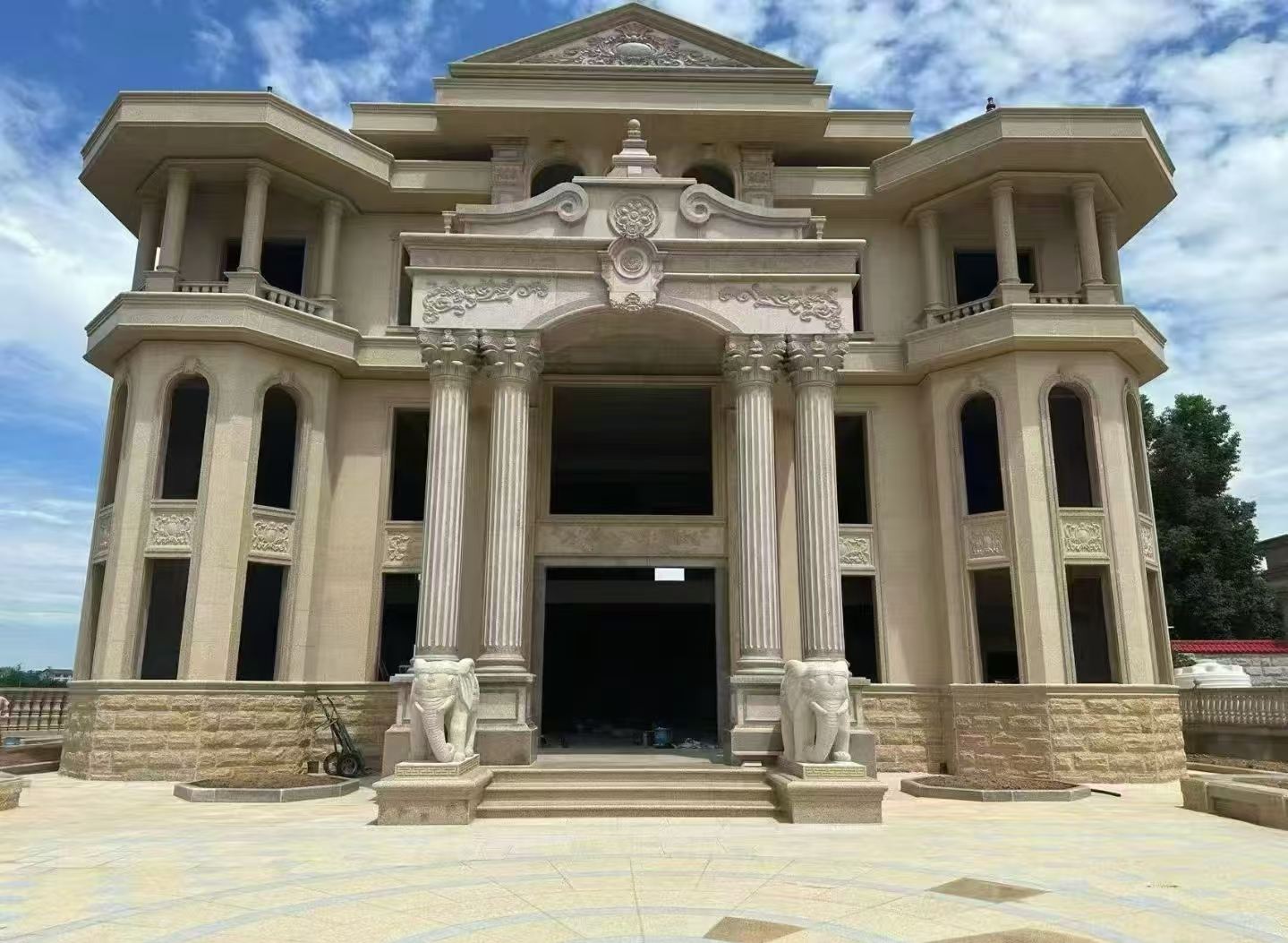 张家口 黄金麻别墅外墙干挂，大柱，大象，蘑菇石，雕花板