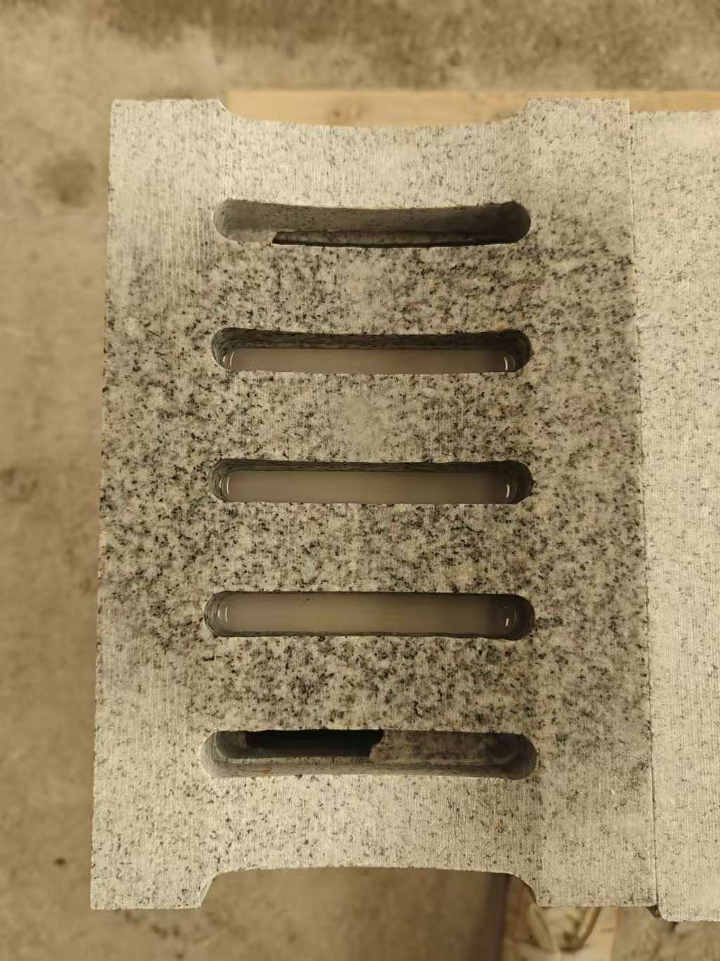 张家口 芝麻白拉丝面花岗岩U型开槽排水槽