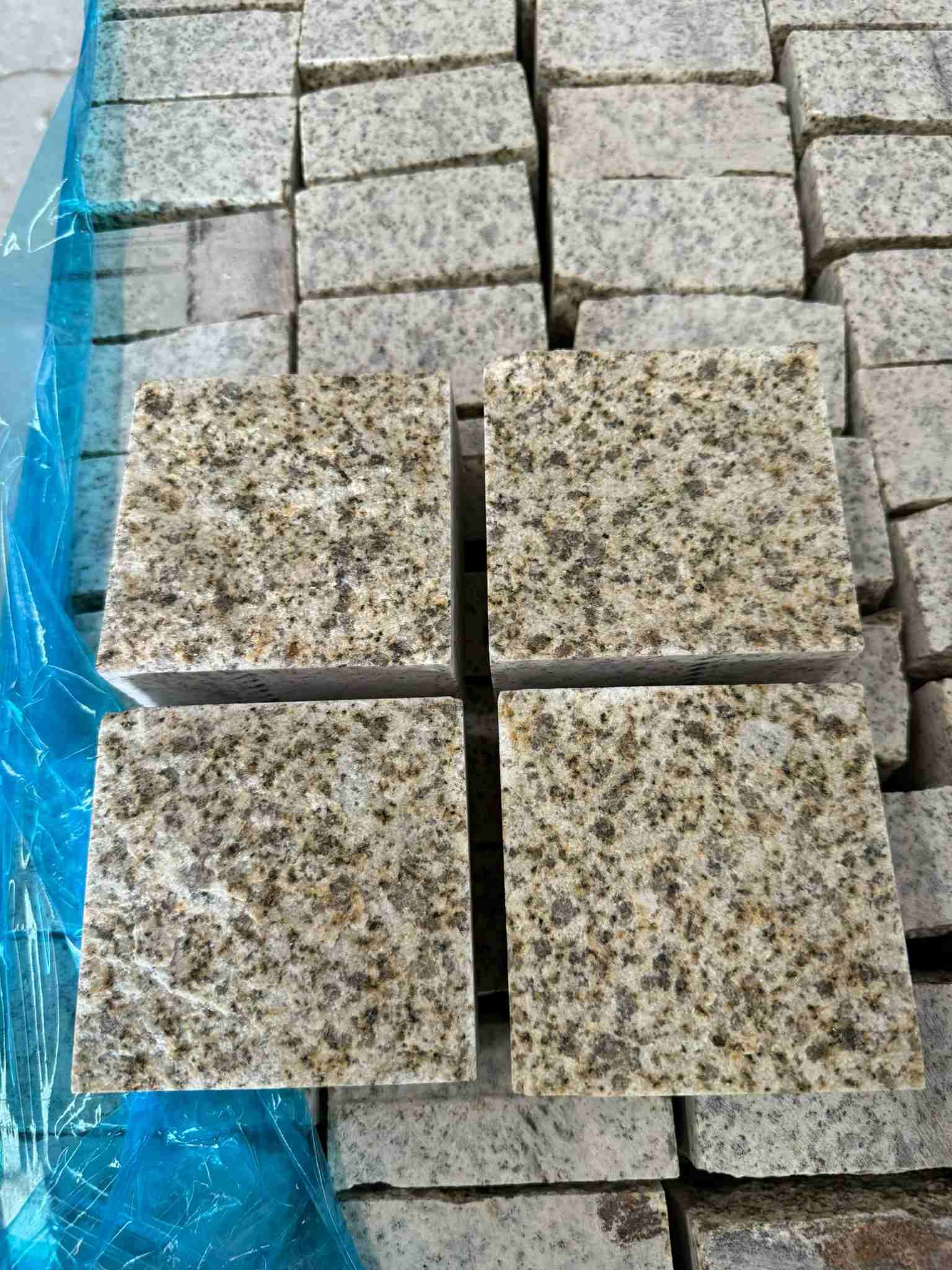 张家口 黄金麻花岗岩自然面小方块，弹石，马蹄石等