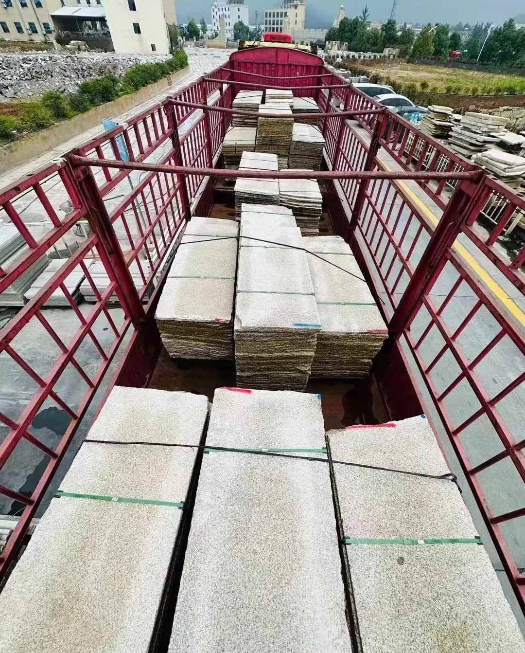 张家口 黄金麻花岗岩荔枝面，光面毛板装车完成