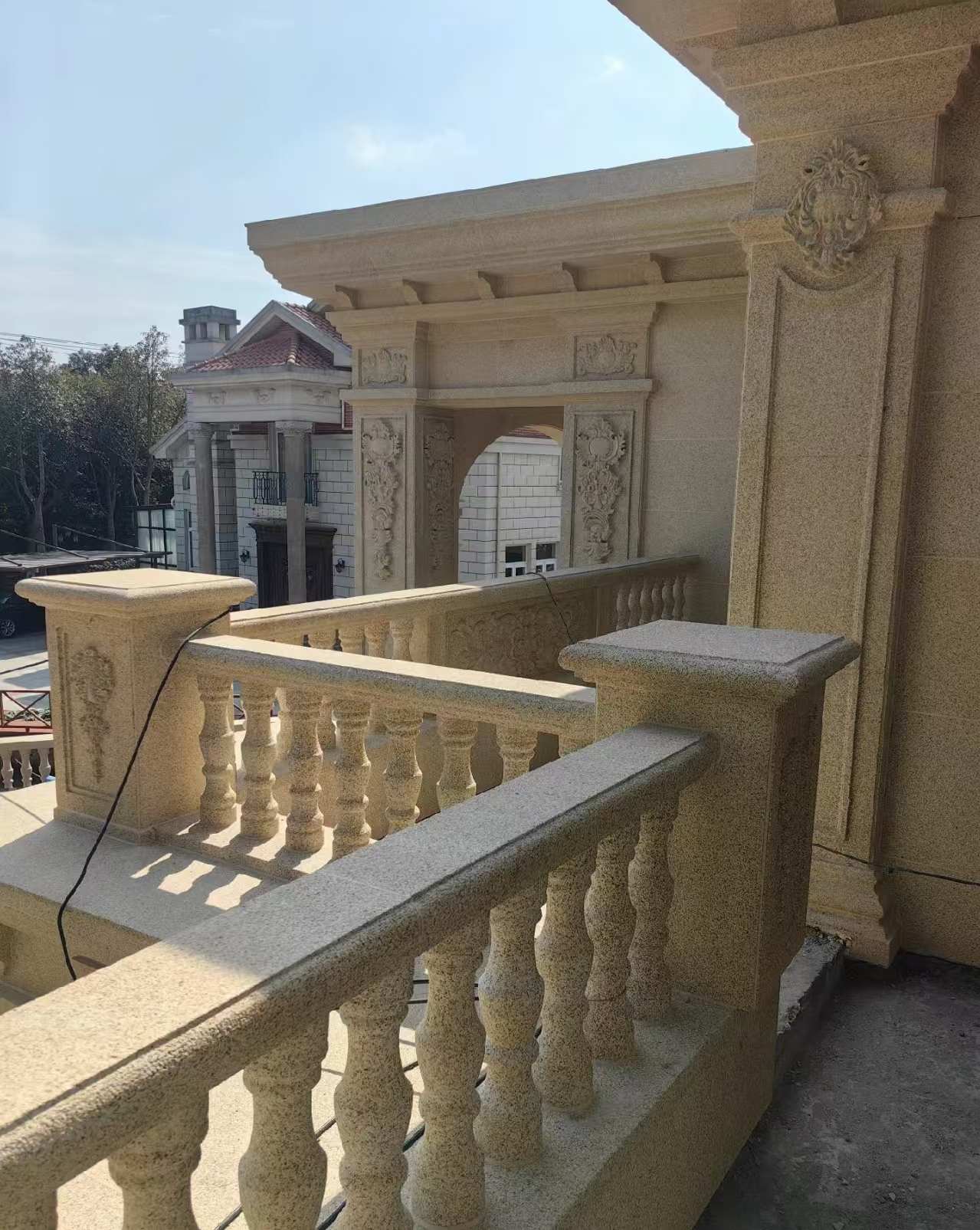 张家口 黄金麻别墅外墙干挂雕花配合阳台栏杆花瓶柱