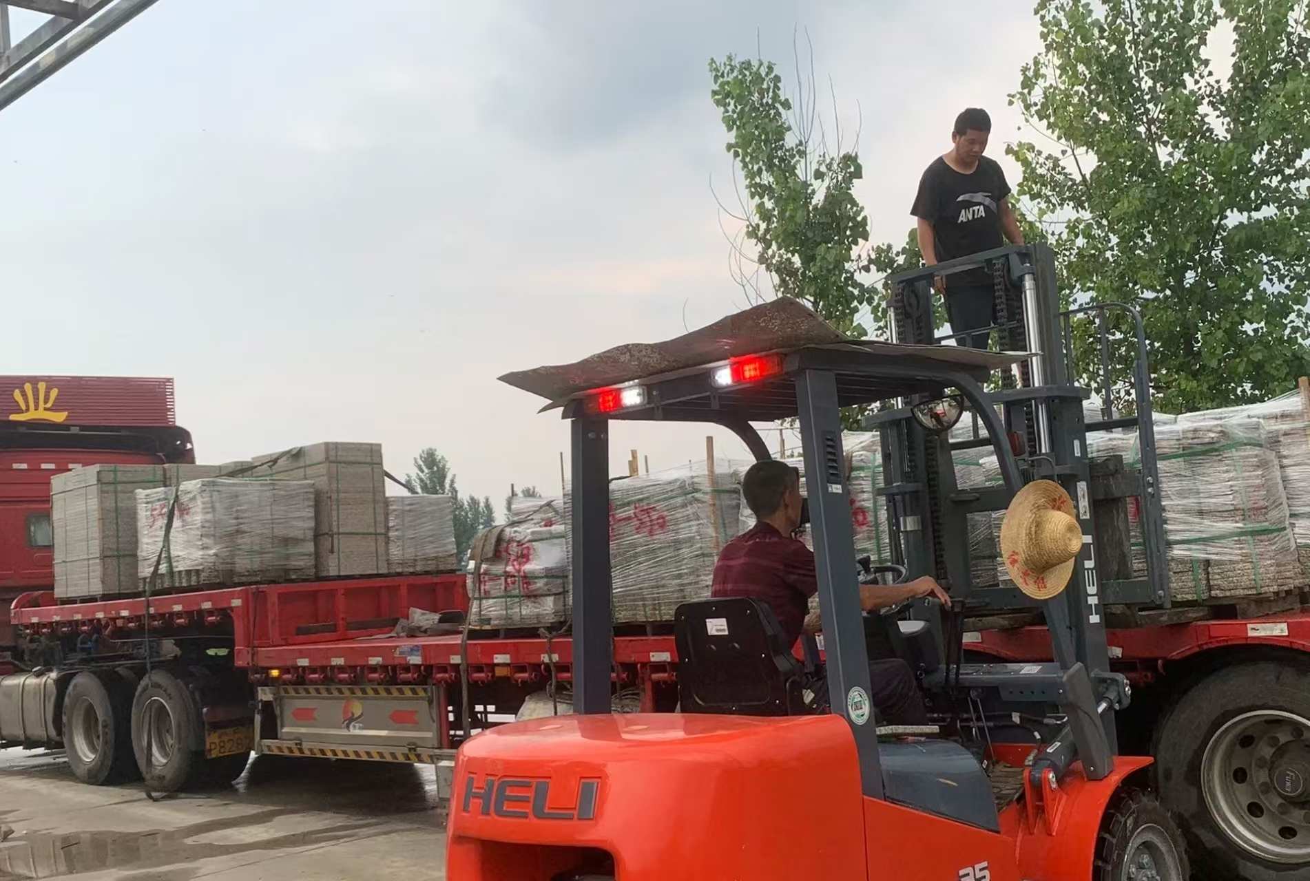 张家口 黄金麻冰裂纹，地铺石装车