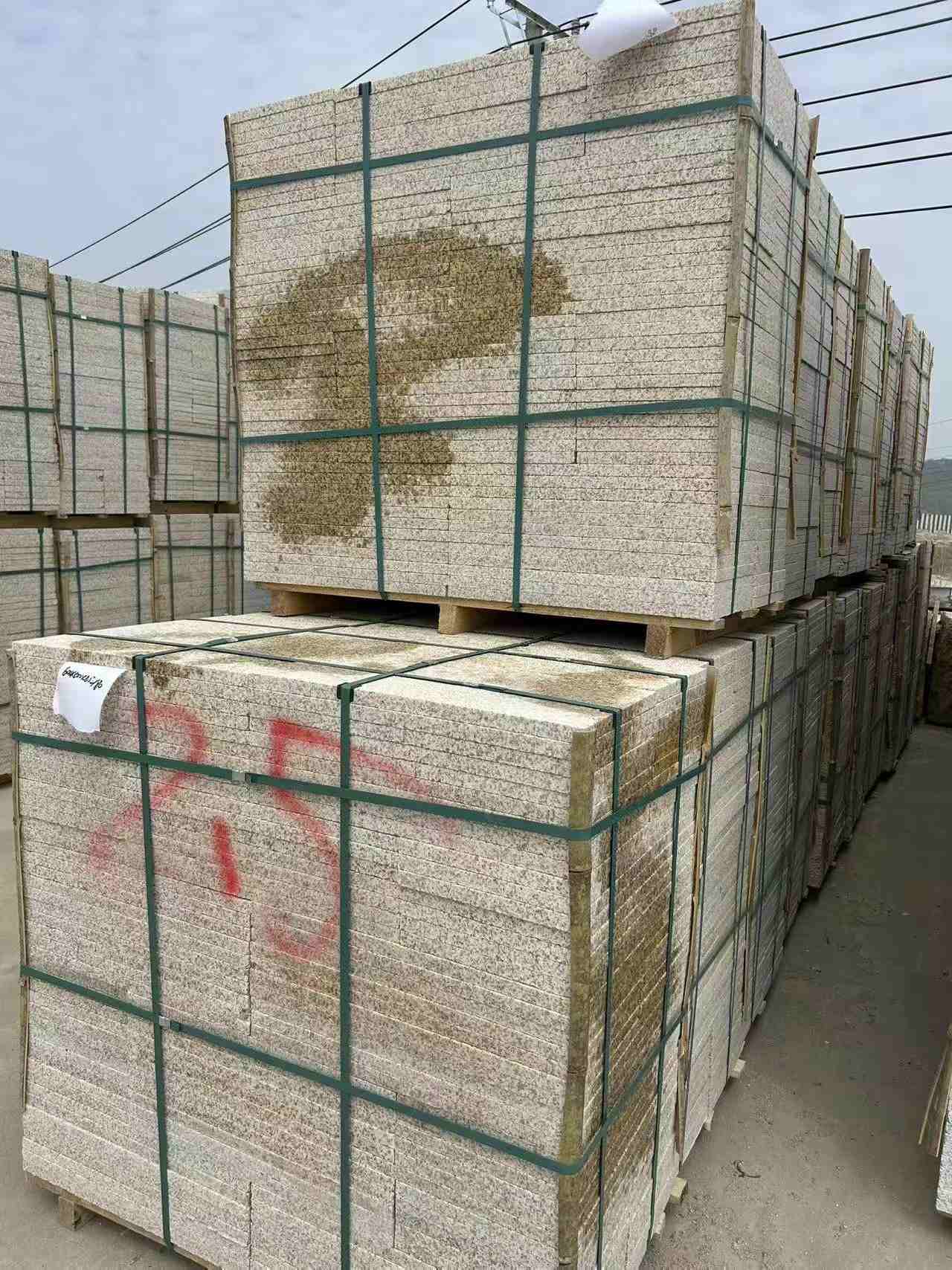 张家口 黄金麻花岗岩石材荔枝面地铺石2.5*300*600