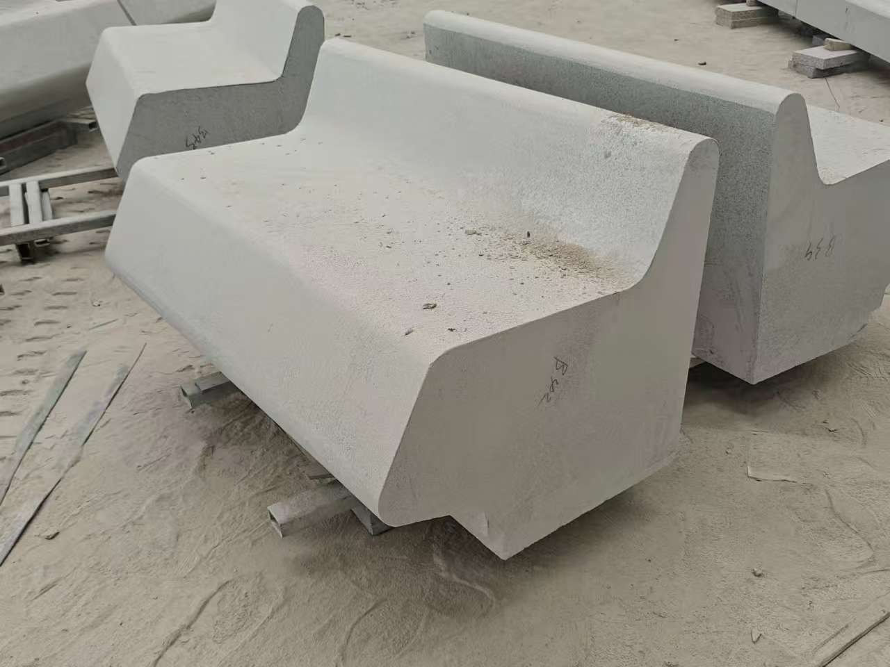 张家口 芝麻白花岗岩异形坐凳，石凳