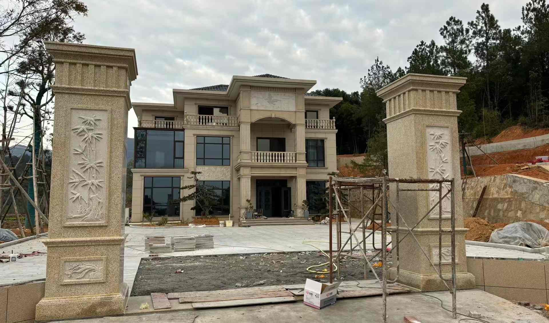 张家口 黄金麻花岗岩别墅雕花外墙干挂配上门口雕花罗马柱