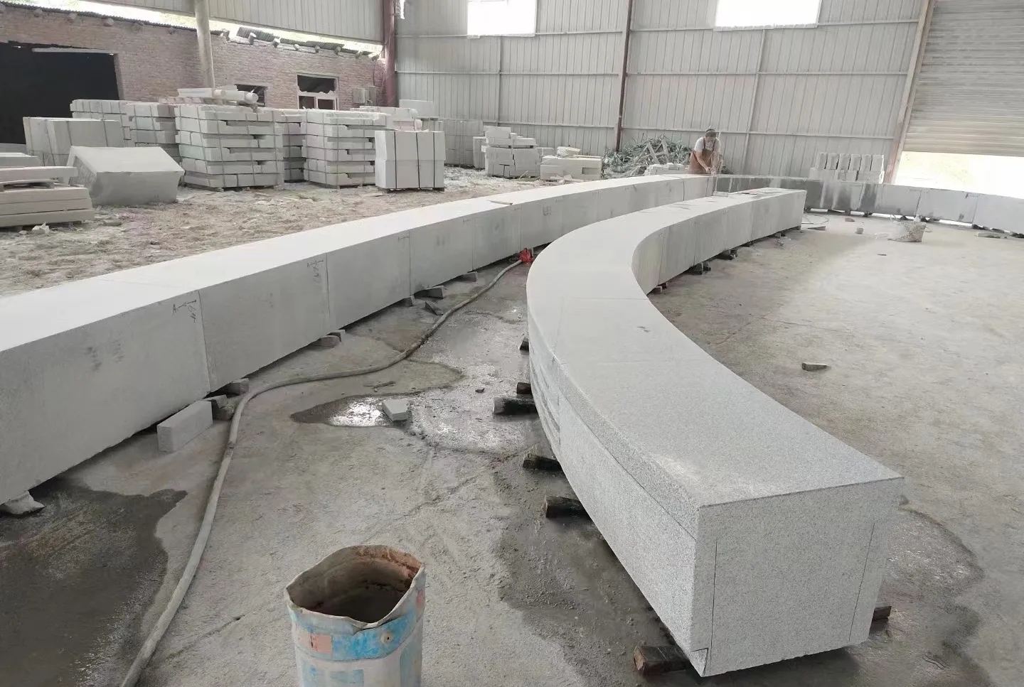 张家口芝麻白花岗岩石板材 园林光面弧形坐凳