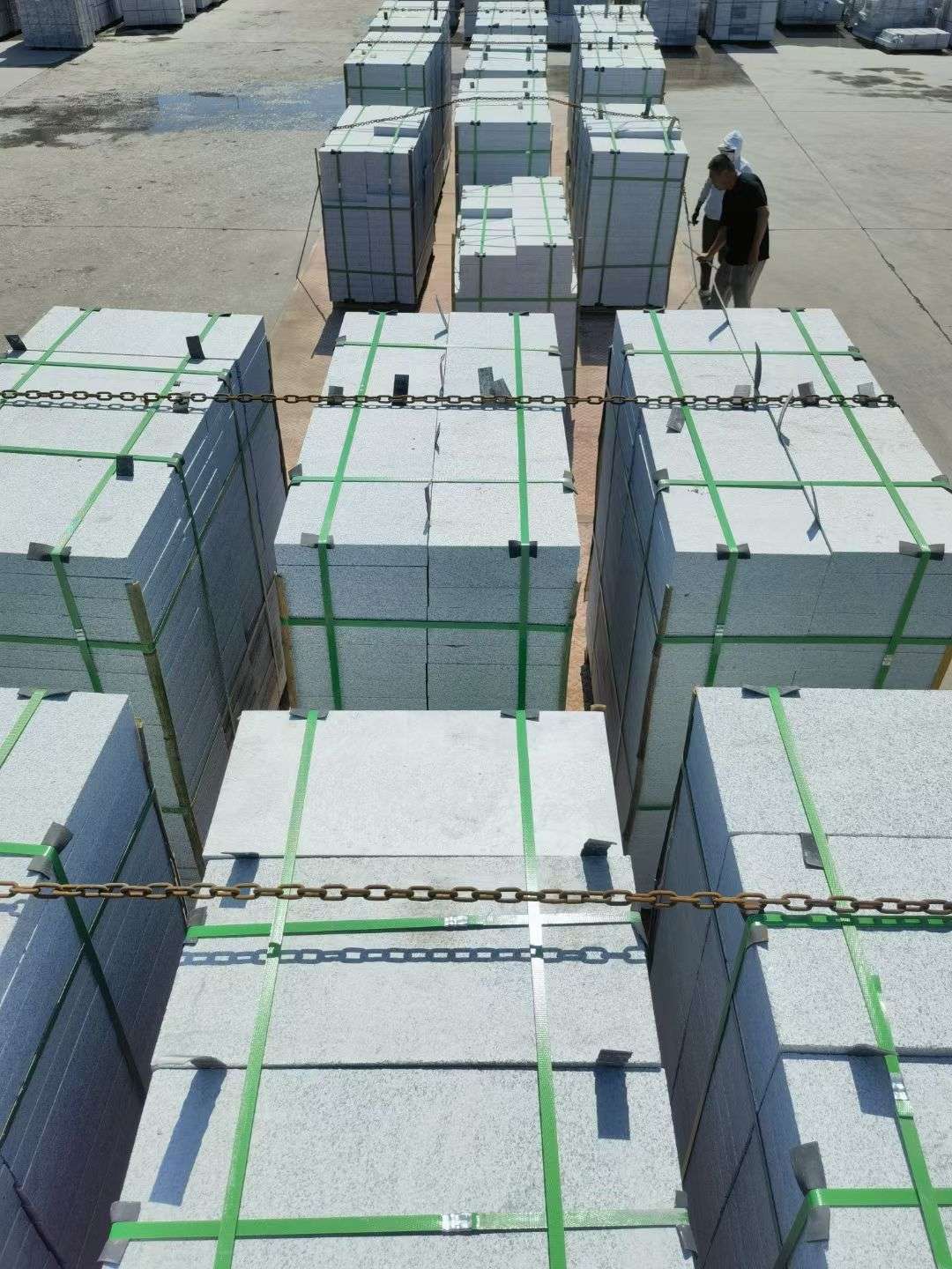 张家口 芝麻白花岗岩5公分地铺石 花岗岩厂家工厂装车日常